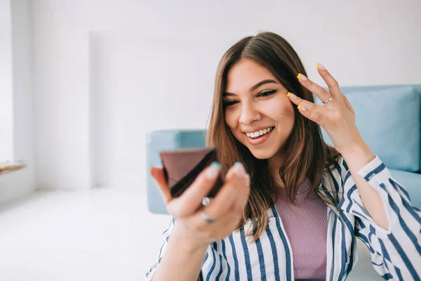 Atractiva Mujer Joven Caucásica Sosteniendo Espejo Cosmético Mano Mirándose Misma — Foto de Stock