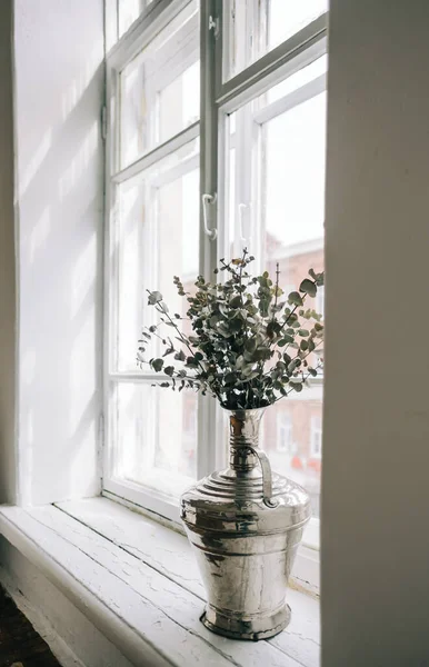 Vase Métal Vintage Avec Plante Décorative Sur Rebord Fenêtre — Photo