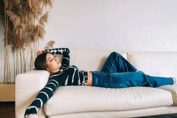 Joven Mujer Caucásica Calma Relajante Tumbado Cómodo Sofá Sala Estar — Foto de Stock
