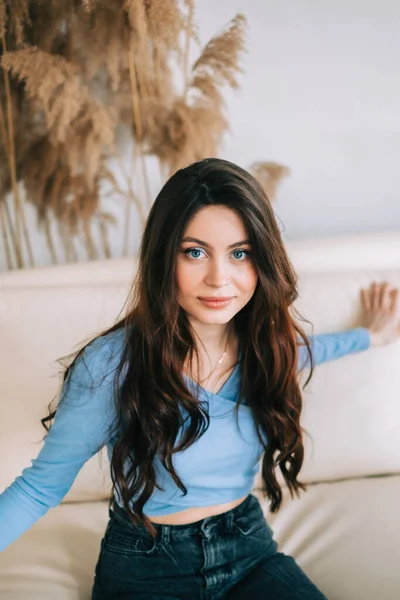 Portrait Attractive Caucasian Woman Brunette Hair Bright Living Room White — Stock Photo, Image