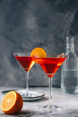 Martini bardağında taze portakallı kokteyl..