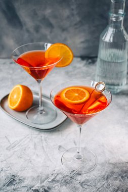 Martini bardağında taze portakallı kokteyl..