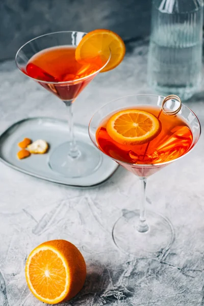 Świeży Pomarańczowy Koktajl Szklance Martini Plasterkiem Pomarańczy Stole — Zdjęcie stockowe