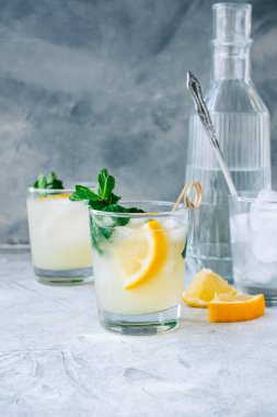 Limon parçalı buzlu limonata, taze nane ve buz..