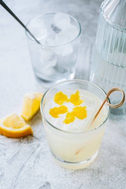 Limon suyu ve limon kabuğuyla süslenmiş turunçgil kokteyli..