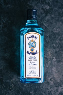 Bombay Safiri şişesi yakın çekim, siyah arka planda beyaz cin..