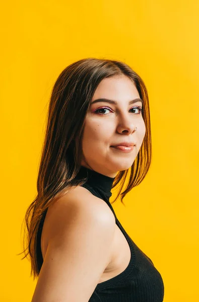 Retrato Mujer Joven Atractiva Con Cabello Moreno Mirando Cámara Aislado —  Fotos de Stock