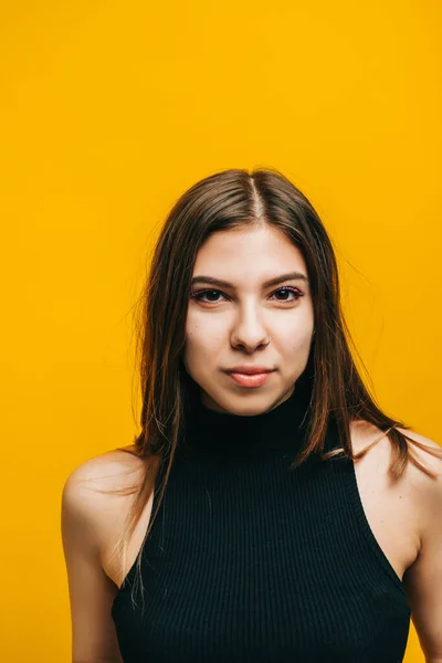 Portrét Atraktivní Mladé Ženy Brunetkou Vlasy Dívá Kameru Izolované Žlutém — Stock fotografie