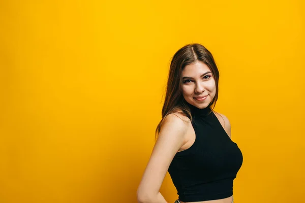 Retrato Mujer Joven Atractiva Con Cabello Moreno Mirando Cámara Aislado —  Fotos de Stock