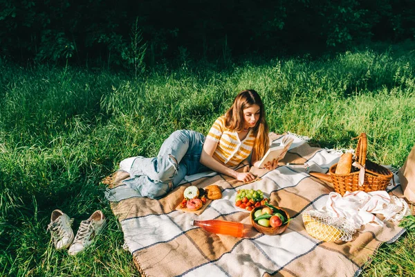 Jovem Mulher Lendo Livro Livre Parque Natural Piquenique Deitada Cobertor — Fotografia de Stock