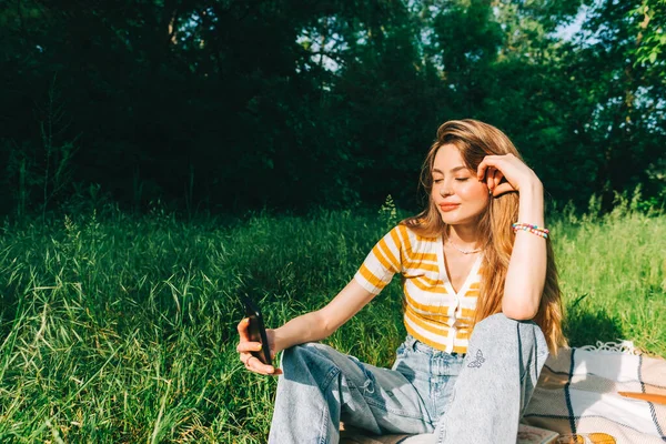 Jovem Mulher Alegre Usando Telefone Celular Fazendo Selfie Parque Natural — Fotografia de Stock