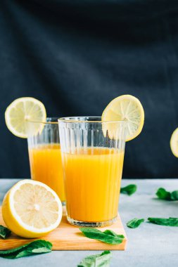 Naneli taze limonata ve bardakta limon, buzlu, yaz içeceği..