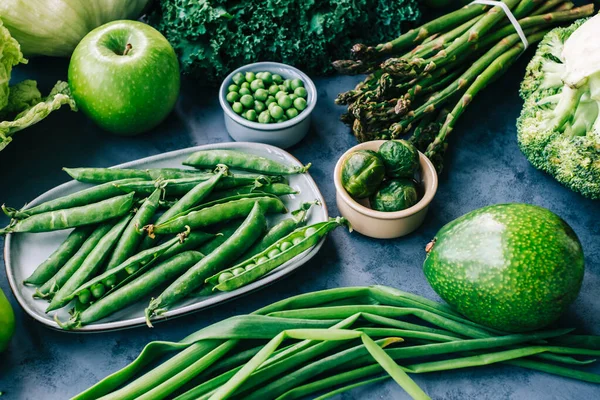 Alimento Verde Orgánico Saludable Surtido Verduras Frescas Aguacate Lechuga Brócoli — Foto de Stock