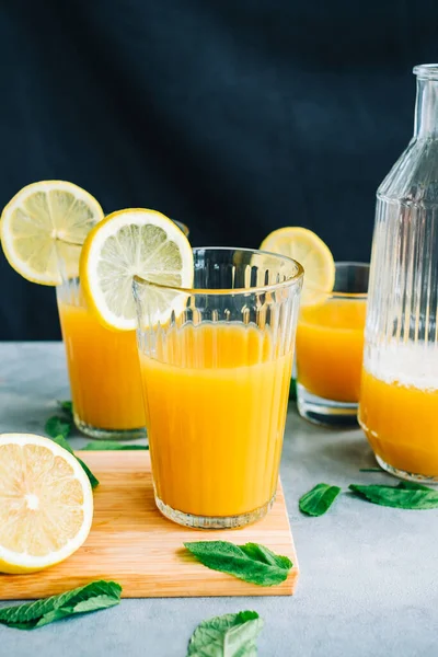 Naneli taze limonata ve bardakta limon, buzlu, yaz içeceği..