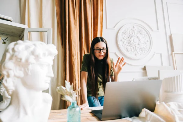 Mulher Caucasiana Jovem Óculos Trabalhando Computador Portátil Estúdio Arte Casa — Fotografia de Stock