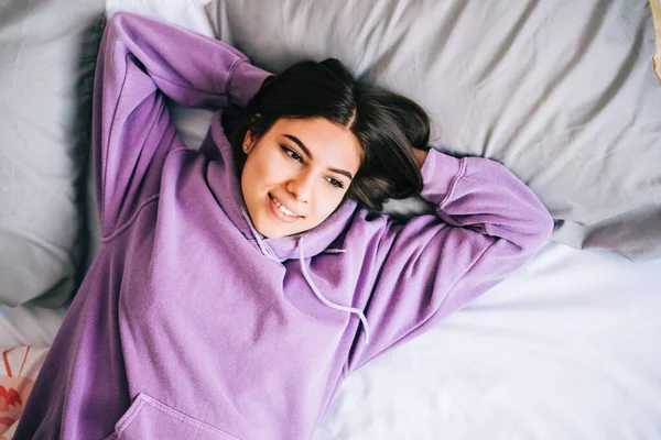 Молода Біла Мрійлива Жінка Посміхається Лежить Ліжку — стокове фото