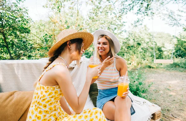 Przyjaciele Siedzą Kanapie Podwórku Piją Pomarańczową Lemoniadę Letni Słoneczny Dzień — Zdjęcie stockowe