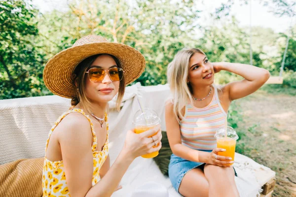 Vrienden Zitten Een Bank Achtertuin Drinken Sinaasappellimonade Zomerse Zonnige Dag — Stockfoto