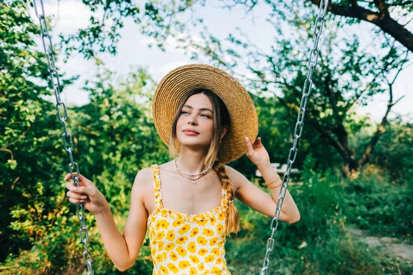 Retrato Mulher Jovem Atraente Chapéu Palha Livre Verão Dia Ensolarado — Fotografia de Stock