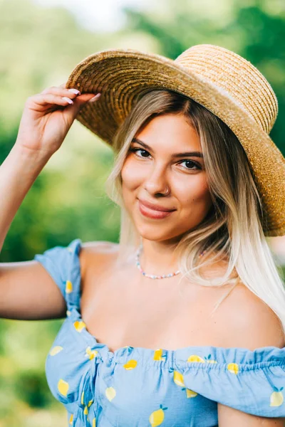 Retrato Atraente Jovem Mulher Chapéu Palha Livre Verão Dia Ensolarado — Fotografia de Stock