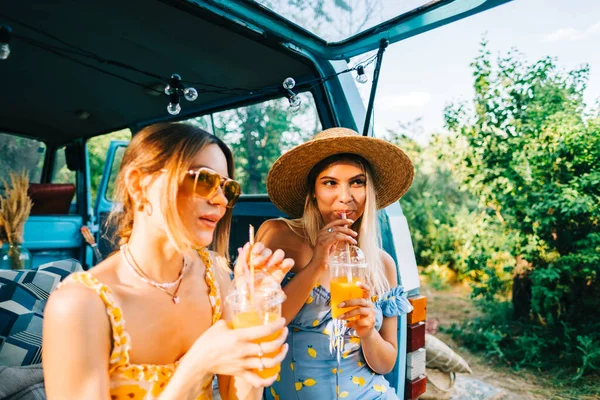 Две Привлекательные Веселые Женщины Пьют Лимонад Возле Фургона Наслаждаясь Летними — стоковое фото