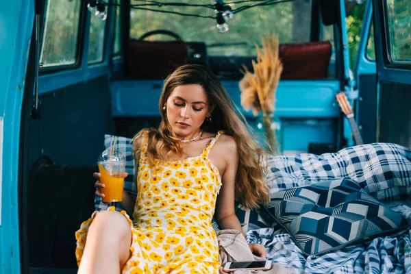 Retrato Jovem Mulher Bonita Sentada Cobertor Uma Van Bebendo Limonada — Fotografia de Stock