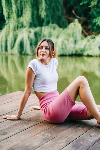 Jeune Belle Femme Assise Sur Une Jetée Bois Sur Lac — Photo