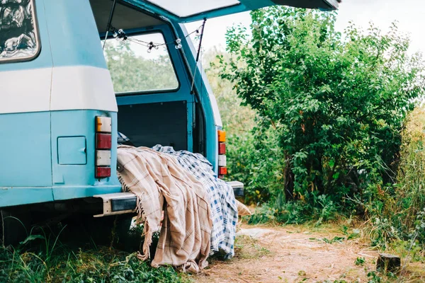 Caminhão Retro Azul Branco Natureza Com Decorações Acolhedoras Cobertor Travesseiro — Fotografia de Stock