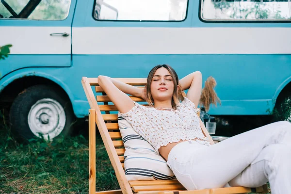 Jovem Mulher Descansando Natureza Sentada Cadeira Madeira Perto Van Livre — Fotografia de Stock