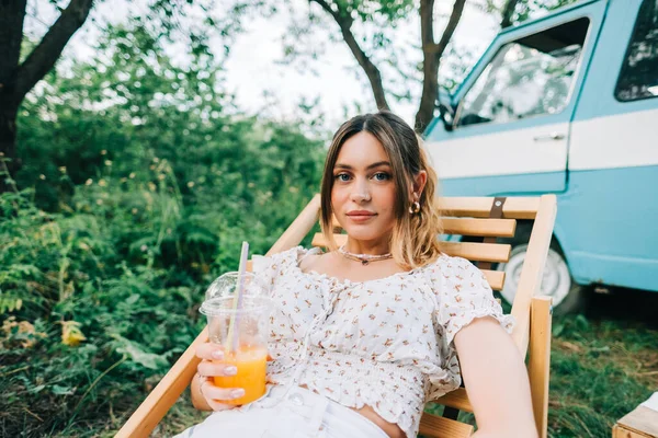 Portrait Young Woman Sitting Wooden Chair Van Drinking Lemonade Outdoors — Stock Photo, Image