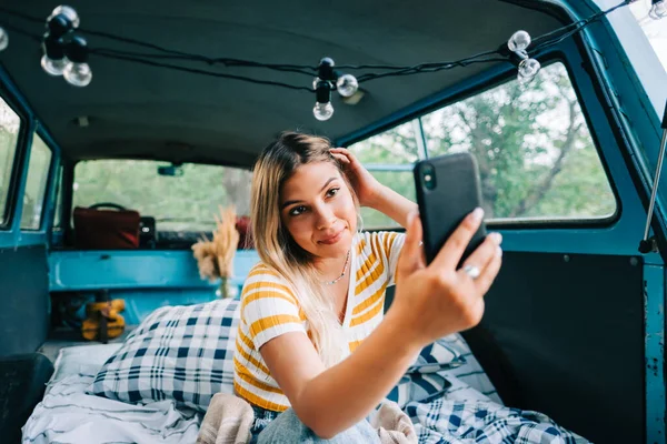 Mulher Jovem Sentada Uma Van Usando Telefone Celular Olhando Tela — Fotografia de Stock