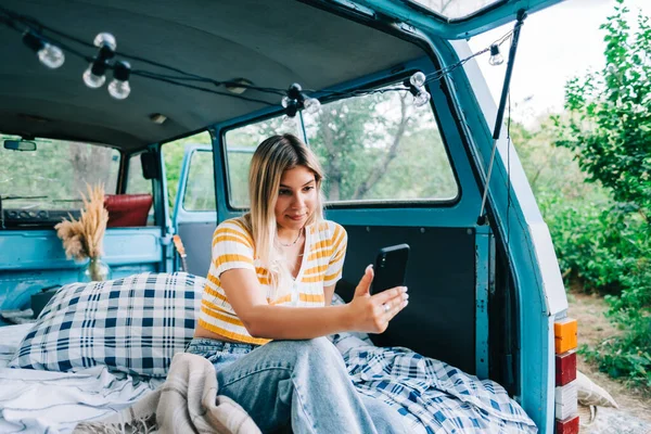 Retrato Jovem Mulher Sentada Uma Van Usando Telefone Celular Livre — Fotografia de Stock