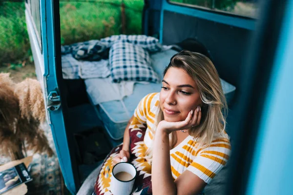 Retrato Uma Jovem Feliz Sentada Uma Van Bebendo Chá Livre — Fotografia de Stock