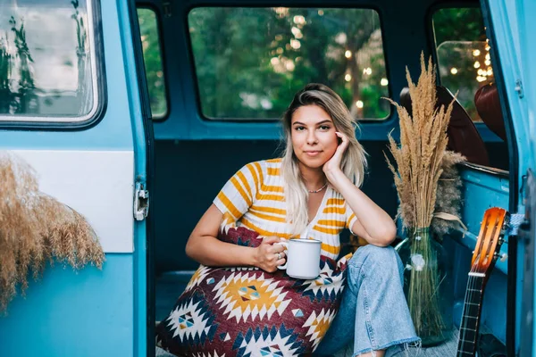 Retrato Uma Jovem Feliz Sentada Uma Van Bebendo Chá Livre — Fotografia de Stock