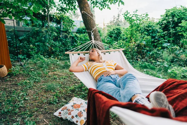 Jovem Relaxante Rede Livre Jardim Quintal Curtir Verão — Fotografia de Stock