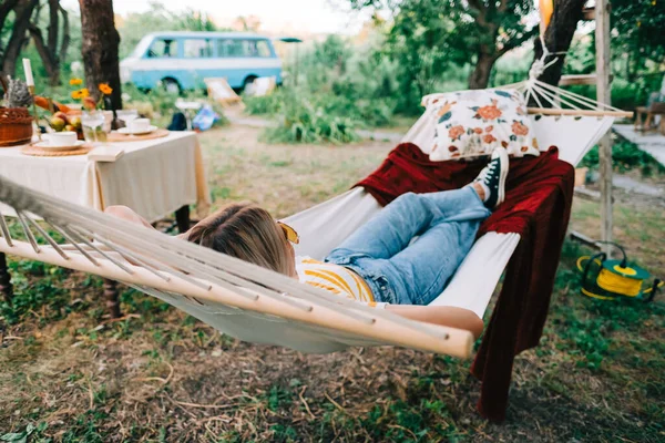 Jovem Relaxante Rede Livre Jardim Quintal Curtir Verão — Fotografia de Stock