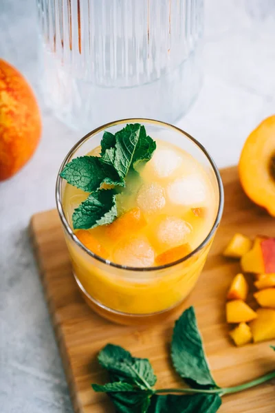 Ice Lemonade Glass Peach Pieces Fresh Mint Ice Cubes Table — Stock Photo, Image