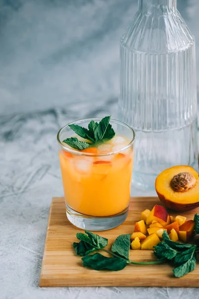 Ice Lemonade Glass Peach Pieces Fresh Mint Ice Cubes Table — Stock Photo, Image