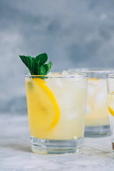 Ice Lemonade Glass Lemon Pieces Fresh Mint Ice Cubes — Stock Photo, Image