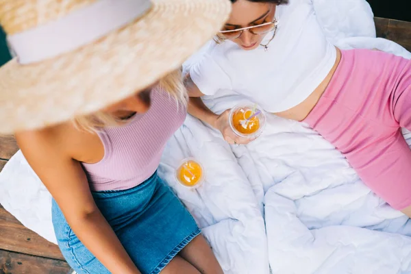 Duas Mulheres Atraentes Amigos Descansando Livre Cais Lago Deitado Cobertor — Fotografia de Stock