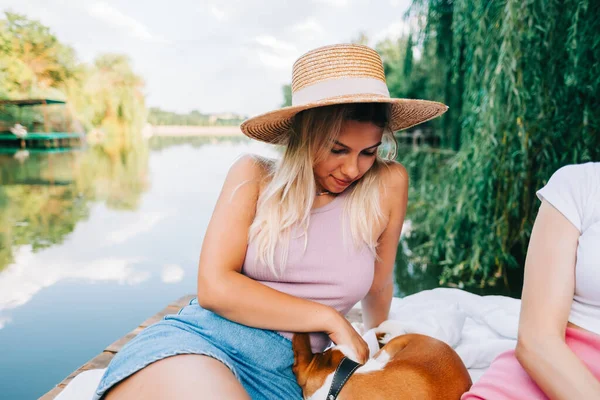 Jovem Mulher Descansando Livre Lago Com Cão Amigos Verão — Fotografia de Stock