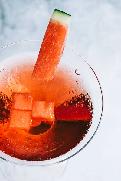 Wassermelonen Cocktail Martini Glas Auf Dem Tisch Erfrischendes Getränk — Stockfoto