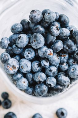 Plastik kutuda taze yaban mersini.