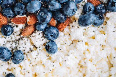 Yaban mersinli, bademli ve chia tohumlu krema..
