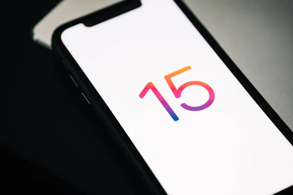 Iphone Com Logotipo Ios Tela Perto Novo Sistema Operacional 2021 — Fotografia de Stock