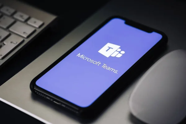 Iphone Con Logo Dell App Videochiamate Microsoft Teams Sullo Schermo — Foto Stock