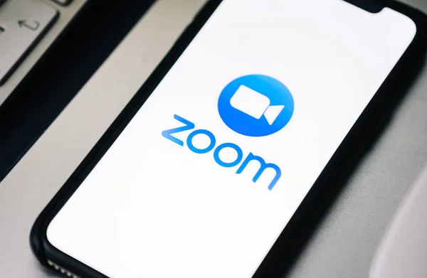 Iphone Con Logo Dell App Videochiamate Zoom Sullo Schermo — Foto Stock