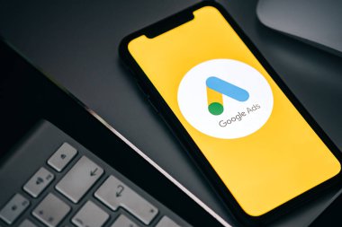 Akıllı telefon ekranında Google Ağ logosu.