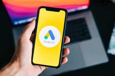 Akıllı telefon ekranında Google Ağ logosu.