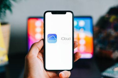 iPhone 'un ekranında elma iCloud logosu var.